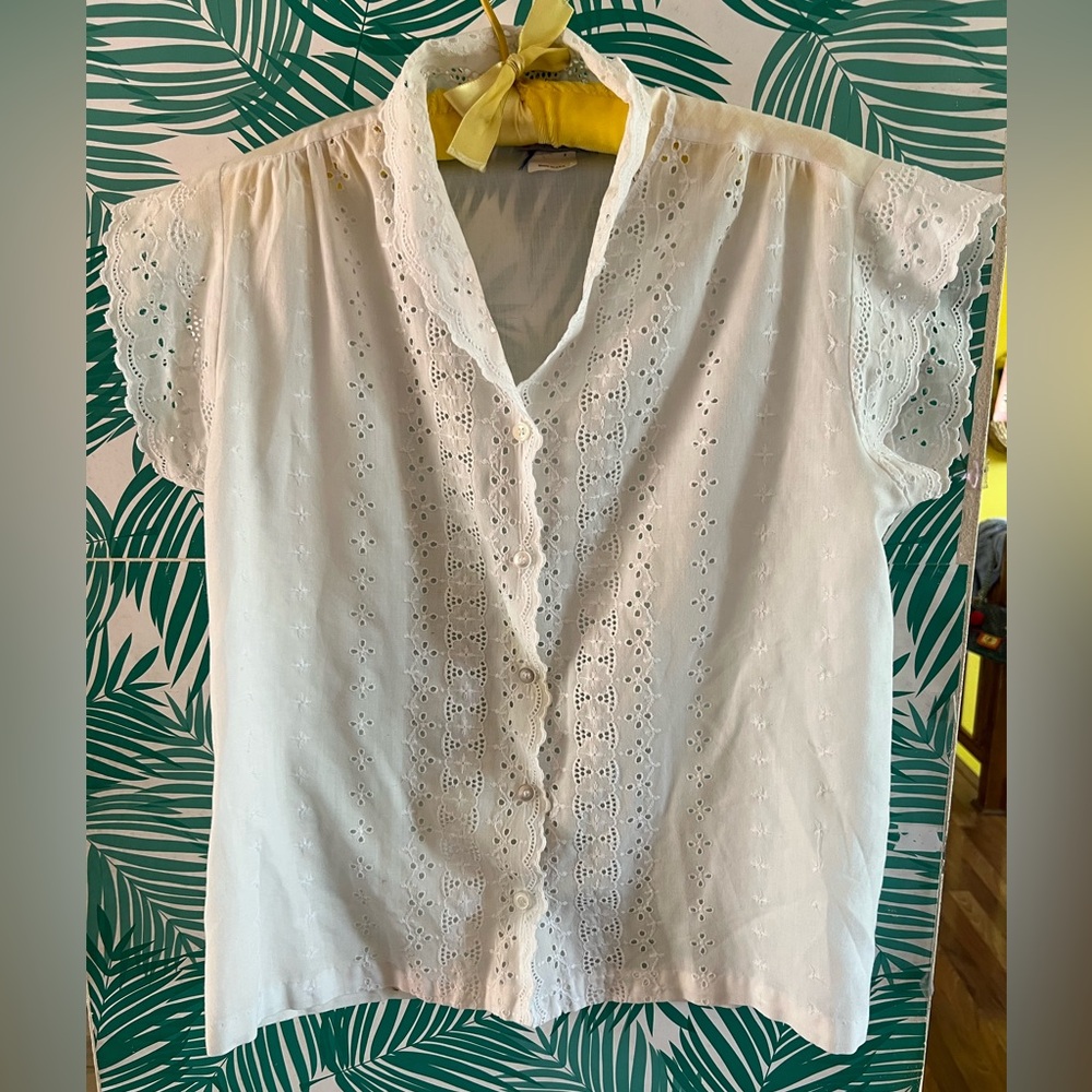 Vintage 1940’s white eye light button down top